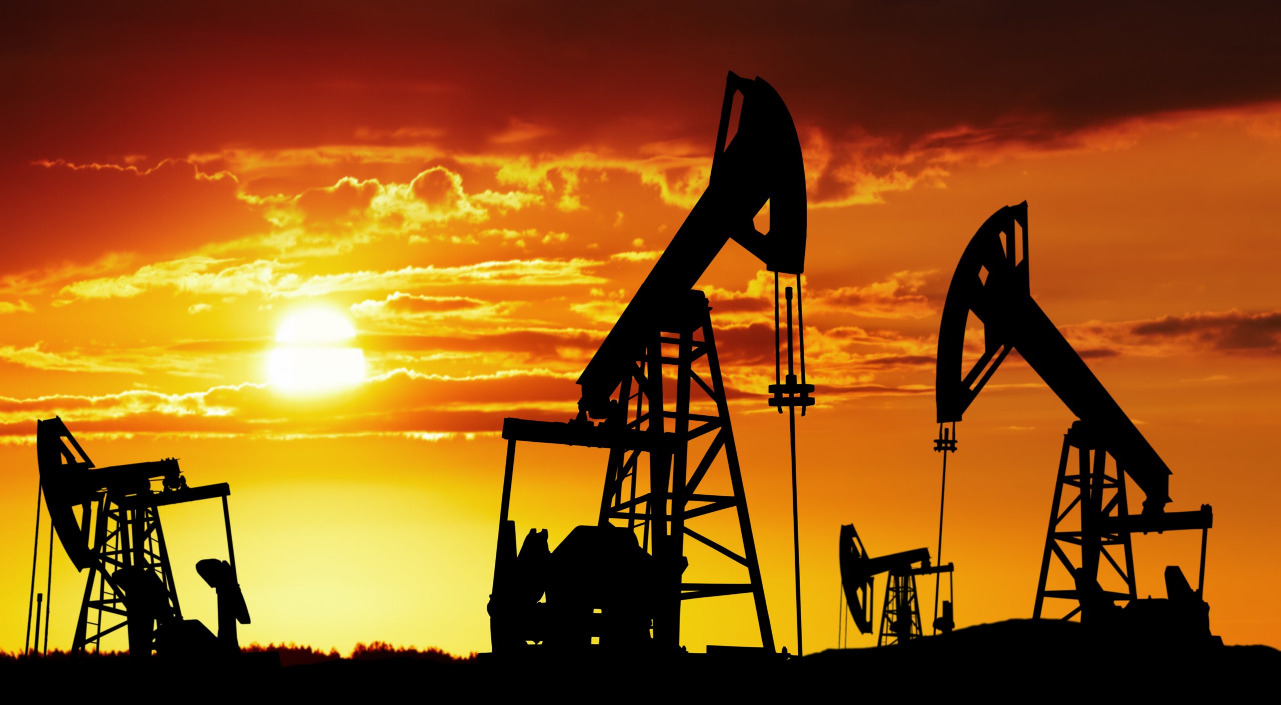 Экономика добывающей промышленности. Нефтяная вышка. Нефтяные вышки на закате. Добыча нефти и газа. Нефть вышка.